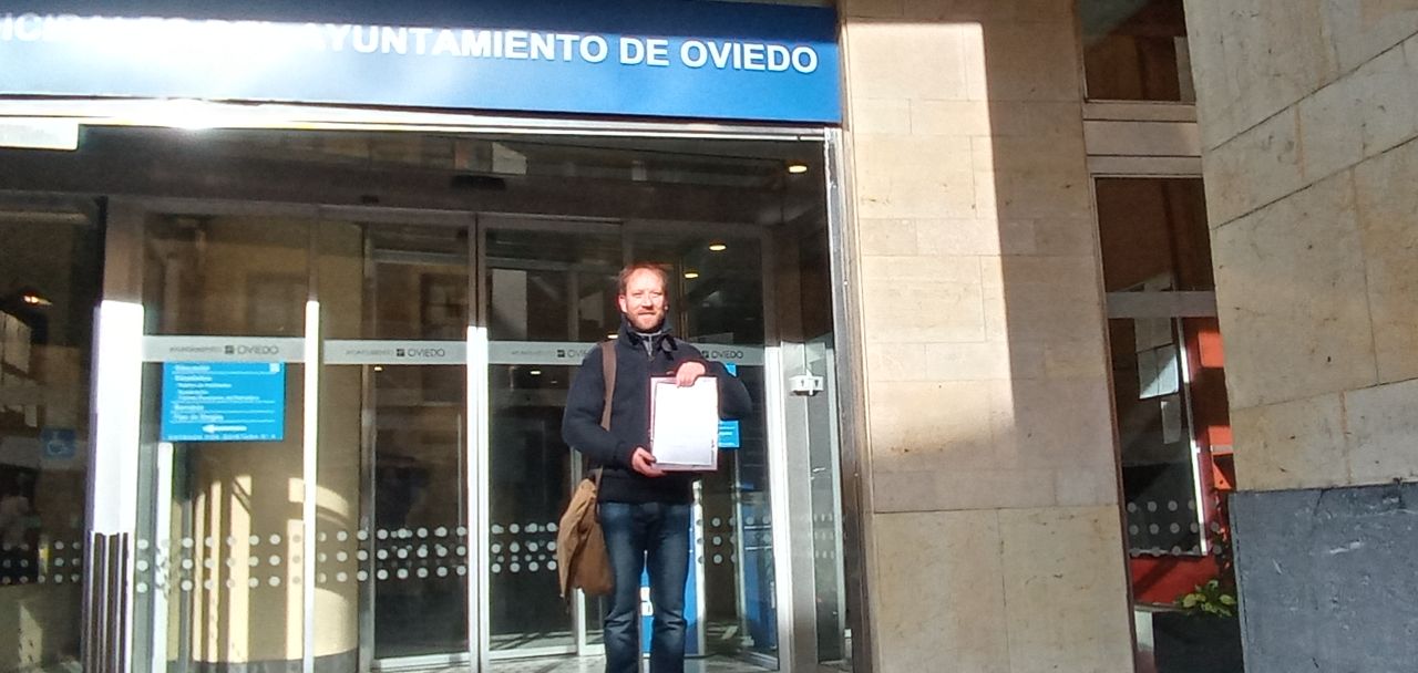 Alberto Durán presenta escrito al registro del ayuntamiento de Oviedo